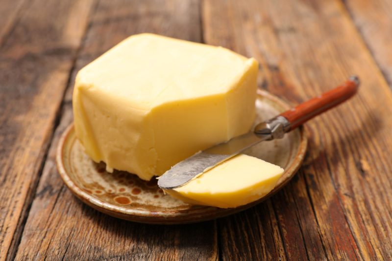 Die Butter vom Brot nehmen