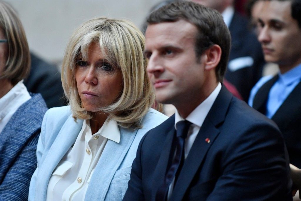 epa06109350 French First Lady Brigitte Macron (L) and French President Emmanuel Macron (R) attend a concert of the Pierre Claver association at the Elysee Palace in Paris, France, 25 July 2017.  EPA/JULIEN DE ROSA