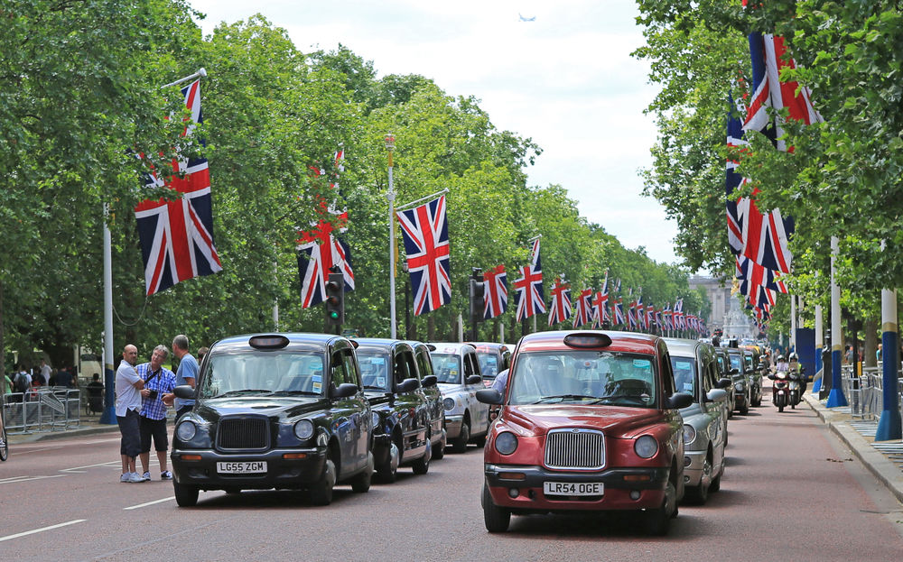 Uber_taxis_London_CREDIT[paula french_Shutterstock]