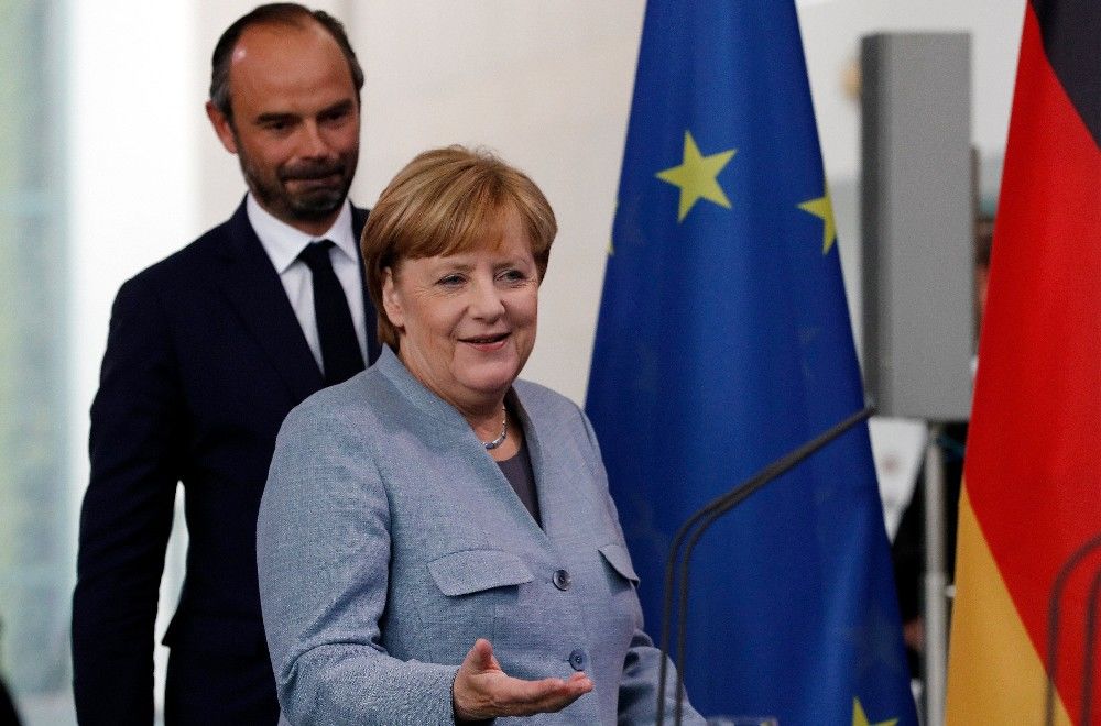 epa06206382 French Prime Minister Edouard Philippe (L) and German Chancellor Angela Merkel (C) arrive for a joint press conference following their meeting in the Chancellery in Berlin, Germany, 15 September 2017. Philippe and Merkel reportedly discussed the new European politics recently proposed by the French government.  EPA-EFE/FELIPE TRUEBA