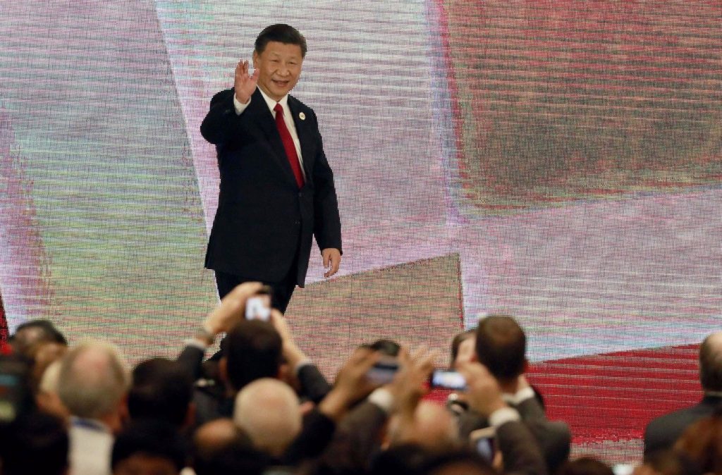 epa06319848 China’s President Xi Jinping (C) arrives to speak on the final day of the APEC CEO Summit ahead of the Asia-Pacific Economic Cooperation (APEC) leaders summit in Danang, Vietnam, 10 November 2017. The APEC Vietnam 2017 summit will bring together world leaders from 21 member nations. It is Vietnam’s second time hosting the APEC summit, the first was in 2006.  EPA-EFE/NYEIN CHAN NAING / POOL