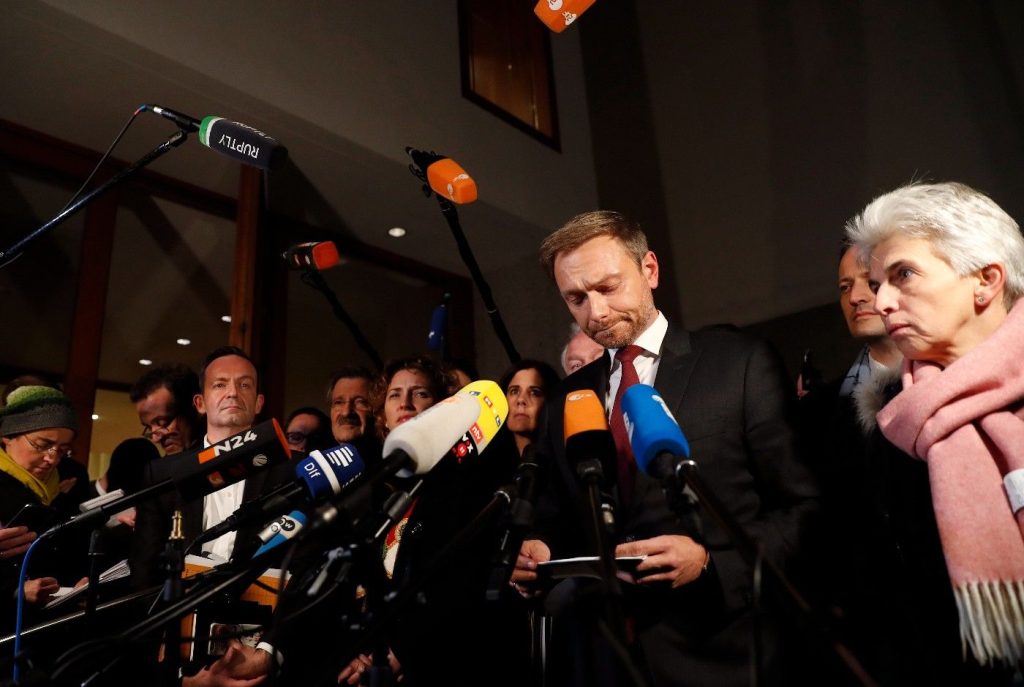 epa06339537 Christian Lindner, leader of the FDP, during his press statement outside the Representative Office of the State Baden-Wuerttemberg after the failed exploratory talks in Berlin, Germany, 19 November 2017. The Christian Democratic Union (CDU), the Christian Social Union (CSU), the Greens and the Free Democratic Party (FDP) are holding talks to form the next Government after the general elections in September.  EPA-EFE/FELIPE TRUEBA