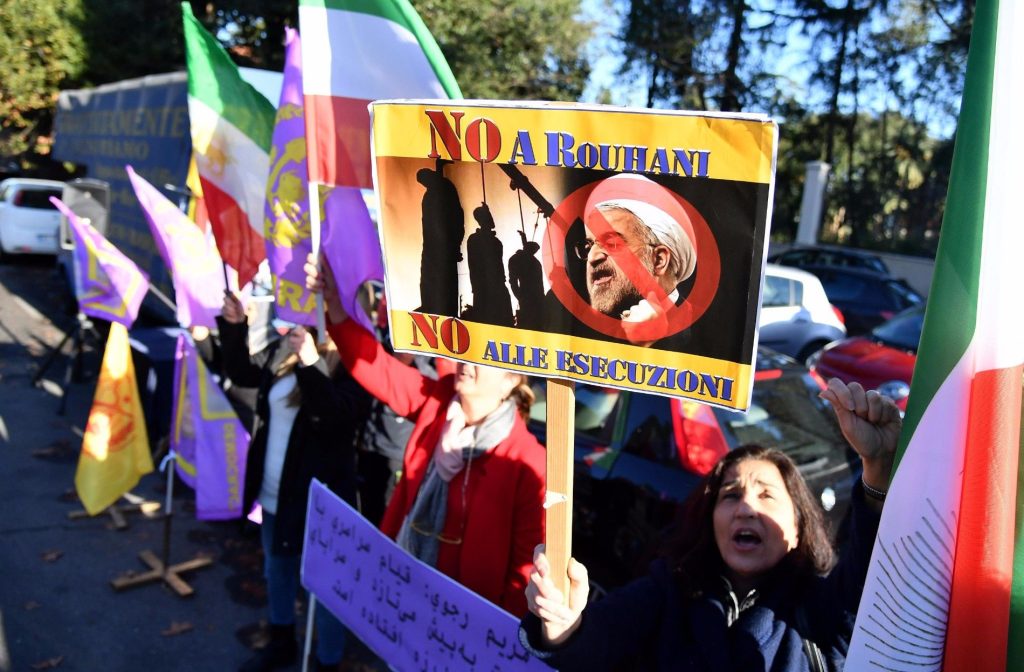epa06413625 People stage a protest in front of Iranian Embassy in Rome, Italy, 02 January 2018.  According to media, twelve demonstrators have reportedly died during the anti-government protest in Iran.  EPA-EFE/ETTORE FERRARI