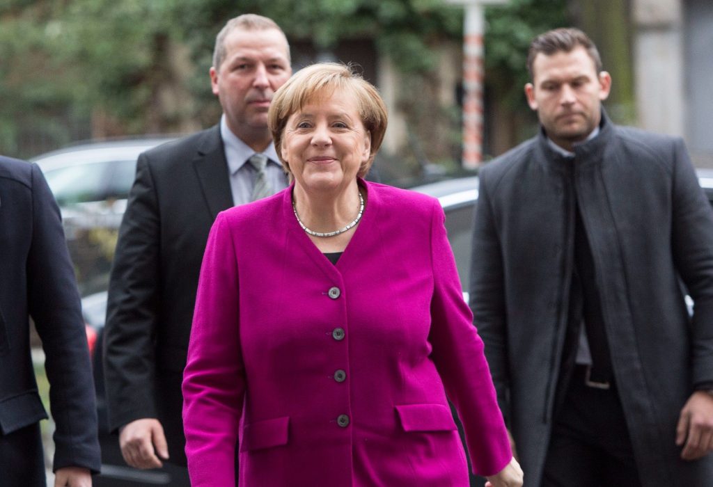 epa06422109 German Chancellor and Leader of the Christian Democratic Union (CDU) Angela Merkel arrives for exploratory talks held at the Social Democrats (SPD) party headquarters Willy-Brandt-Haus in Berlin, Germany, 07 January 2018. The leaders of CDU, CSU and SPD parties hold exploratory talks at the parties‘ headquarters through 11 January.  EPA-EFE/OMER MESSINGER