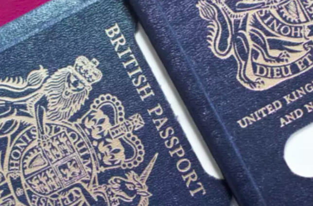 April, April: EU-Parlament macht sich über Brexit-Pässe lustig