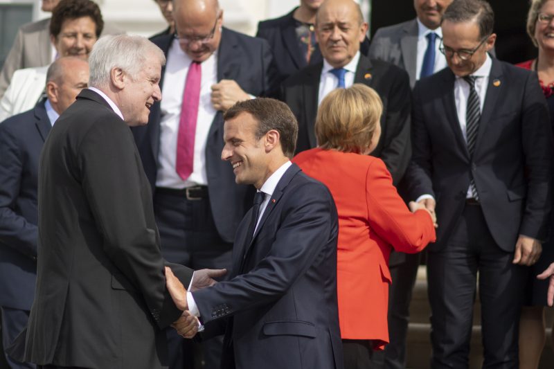 Der Zoff zwischen Merkel und Seehofer bedroht auch Macron