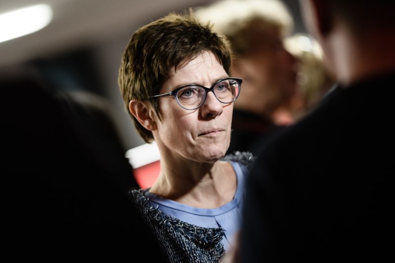 Merkel setzt Annegret Kramp-Karrenbauer dem Härtetest aus