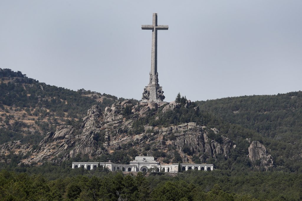 Spanish Government to pass decree to exhume body of dictator Franco