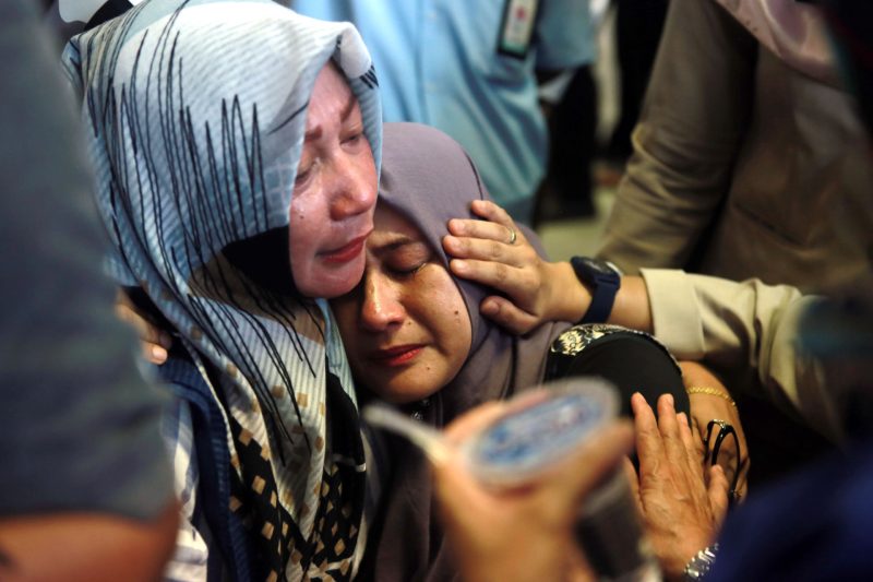 Flugzeug mit 188 Menschen in Indonesien abgestürzt