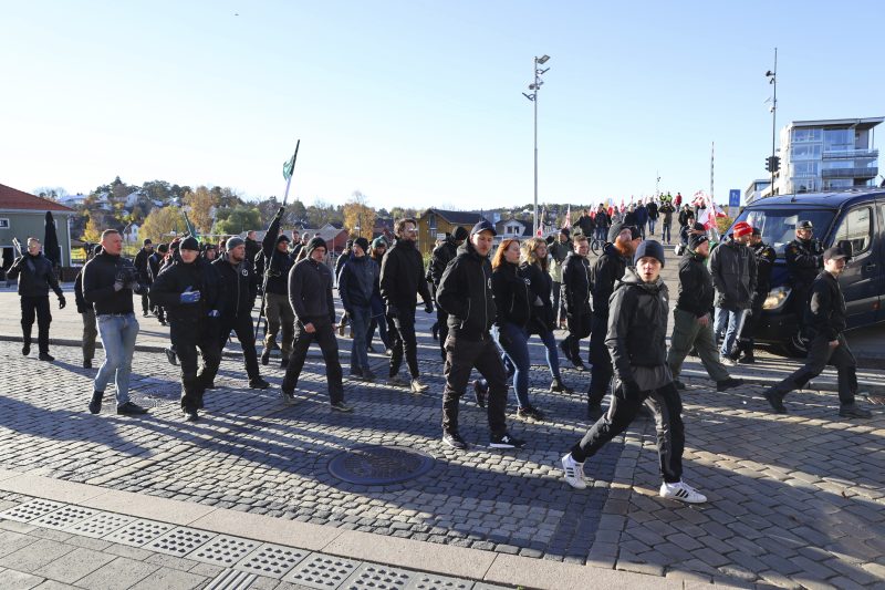 Über 400 Nazis entziehen sich dem Haftbefehl
