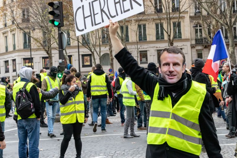 Emmanuel Macron kämpft an zwei Fronten