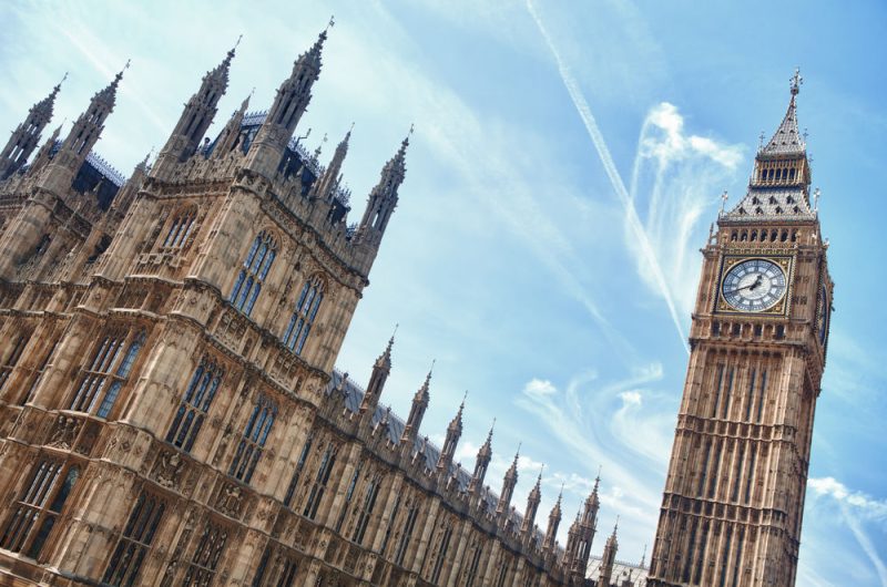 Britisches Unterhaus verzögert Brexit-Gespräche durch Mitspracherechtsstreit