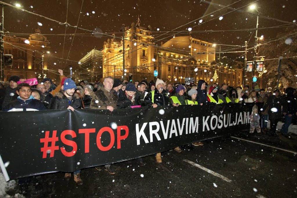 BEOGRAD, 15. 12. 2018.  – Hiljade okupljenih na „Protestu protiv nasilja“ krenulo je sa platoa ispred Filozofskog fakulteta u Beogradu u protesnu setnju centralnim gradskim ulicama. Na celu kolone je velik transparent sa natpisom „Stop krvavim kosuljama“ koji je na kraju zamenjen novim „Jedan od pet miliona“. Medju gradjanima su i predstavnici opozicionih stranaka Vuk Jeremic, Dragan Djilas, Borko Stefanovic, Janko Veselinovic, Milos Jovanovic, Bosko Obradovic.  (BETAPHOTO/EMIL VAS/EV)