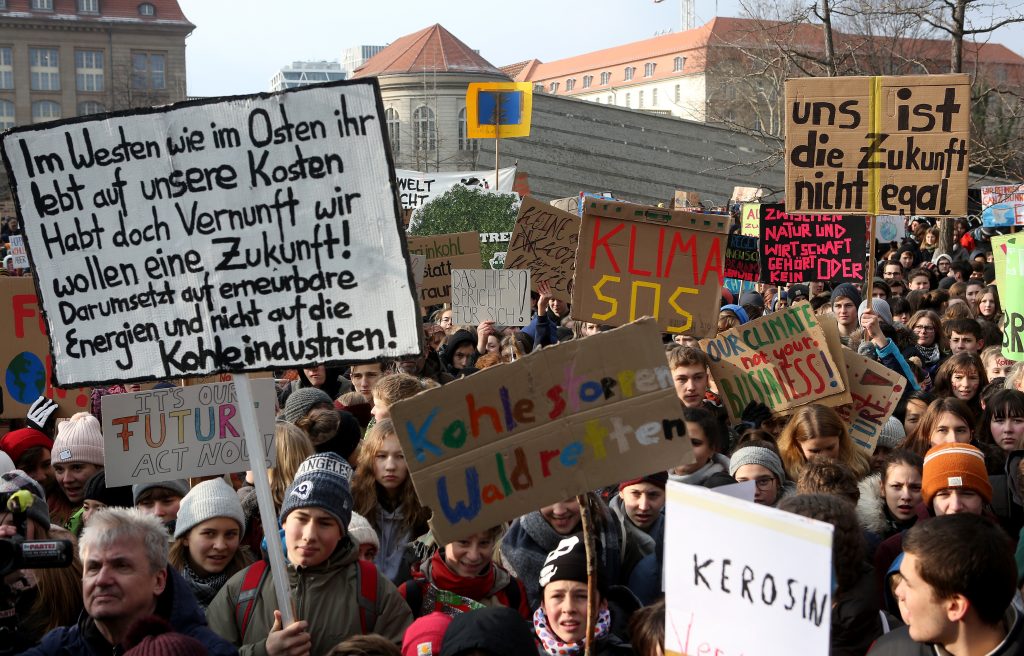 Students demonstrate as Coal Commission meets to decide on future production