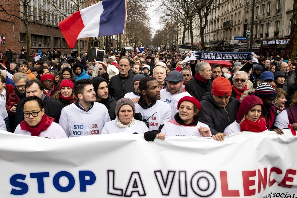 ‚Red Scarfs‘ demonstration in Paris