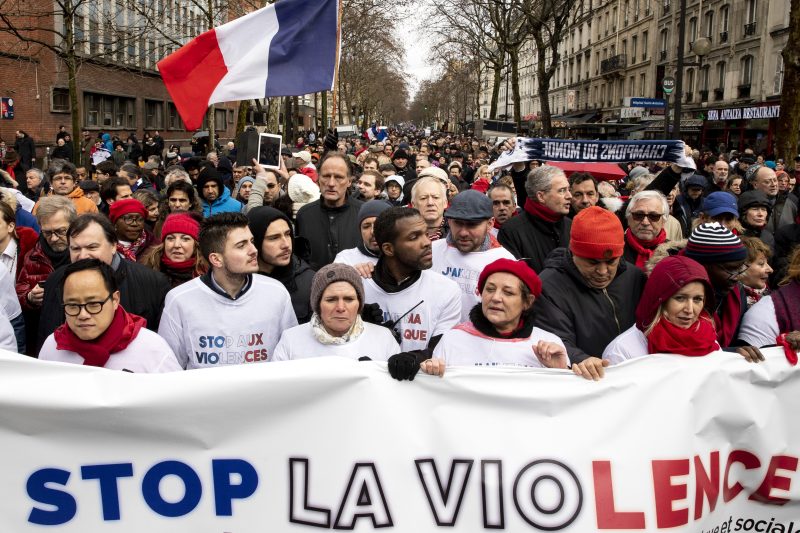 10.000 "Rotschals" marschieren gegen Gewalt in Paris