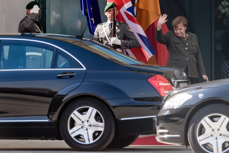 May bemüht sich bei Merkel und Macron um Brexit-Aufschub