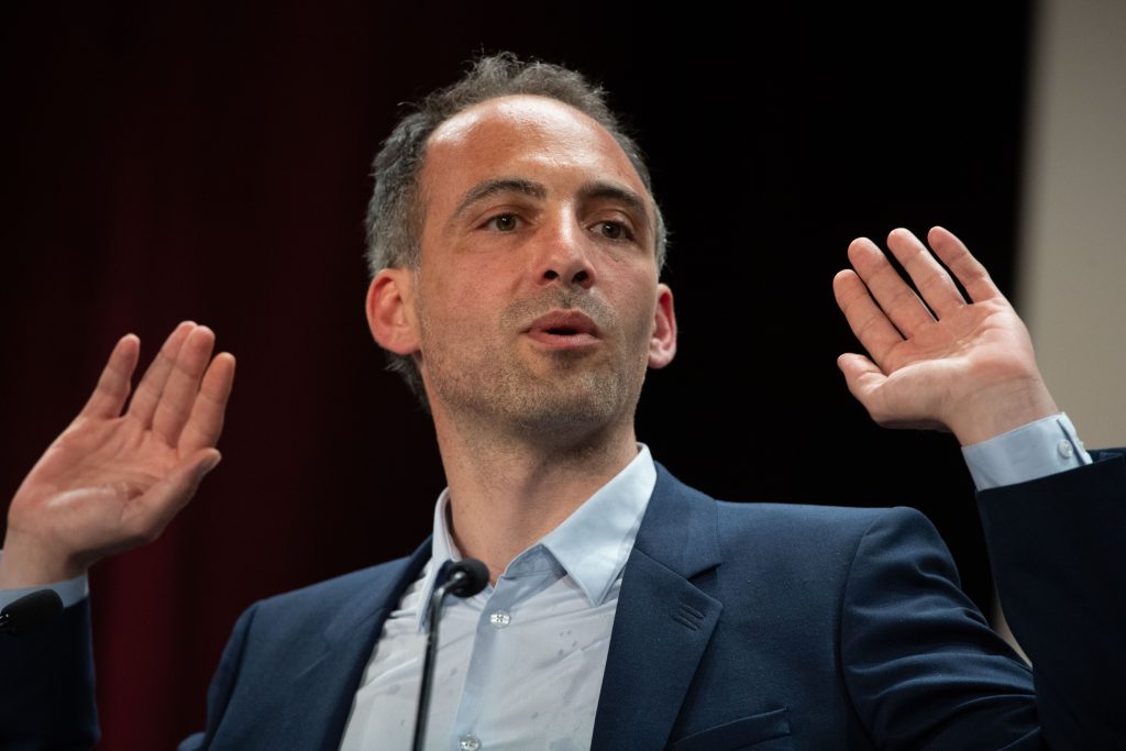 Französischer sozialistischer Spitzenkandidat von Demo am 1. Mai vertrieben