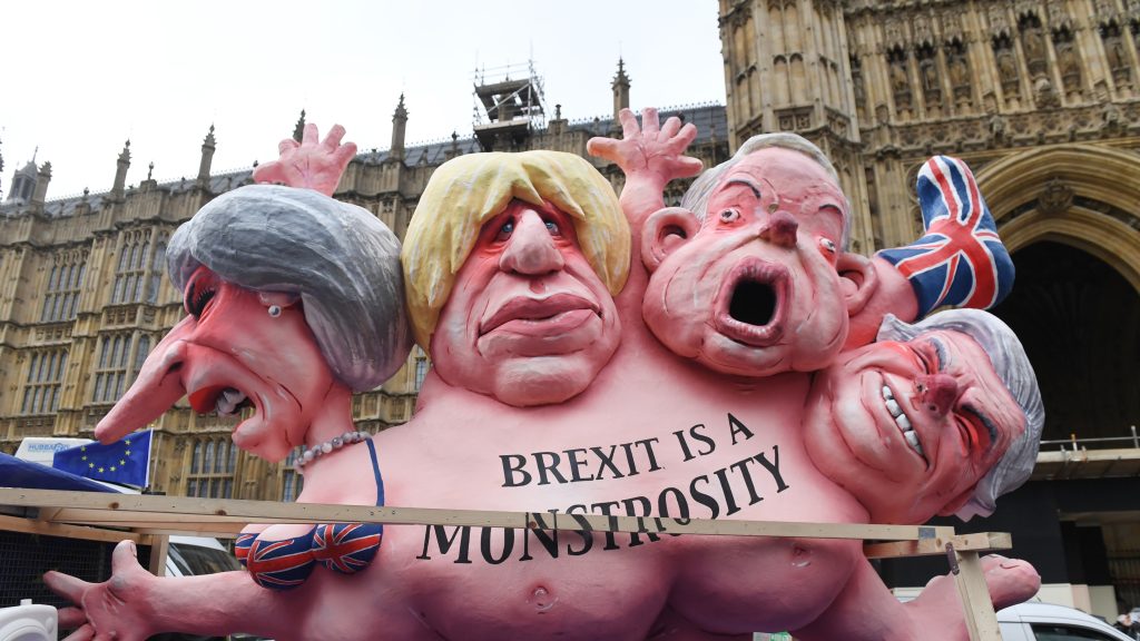 epa07623633 (FILE) – An effigy depicting (L-R) British Prime Minister Theresa May, former Foreign secretary Boris Johnson, Environment secretary Michael Gove, and former Brexit secretary David Davis is displayed outside of the Houses of Parliament in London, Britain, 15 January 2019 (reissued 04 June 2019). British Prime Minister Theresa May will resign from office on 07 June 2019, a position she assumed on 13 July 2016 determined to ‚deliver Brexit‘. In order to achieve that – as ‚Brexit means Brexit‘ – and to strengthen her Conservatives party majority in parliament, snap elections were held but resulted in a coalition with the Northern Ireland’s Democratic Unionist Party (DUP). May has failed multiple times to ratify her Withdrawal Agreement, the Brexit deal with the European Union in Parliament, since. The United Kingdom was officially due to leave the European Union (EU) on 29 March 2019 after the British government invoked the EU’s Article 50 on 29 March 2017 to start the process dubbed ‚Brexit‘. A narrow majority of the British people on 23 June 2016 voted in a referendum that the United Kingdom shall leave the European Union. In a recent interview May stated her ‚great regret‘ over not having been able to deliver Brexit.  EPA-EFE/FACUNDO ARRIZABALAGA  ATTENTION: This Image is part of a PHOTO SET