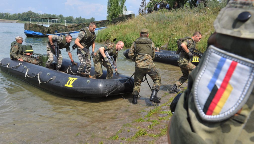 Soldiers of the German-French brigade land after crossing the Rhein