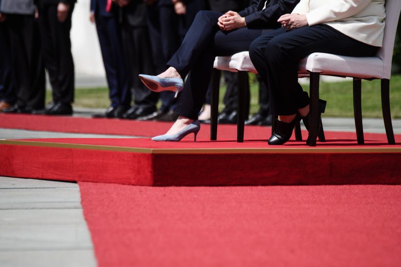 Merkel und das Zittern: Hymne im Sitzen
