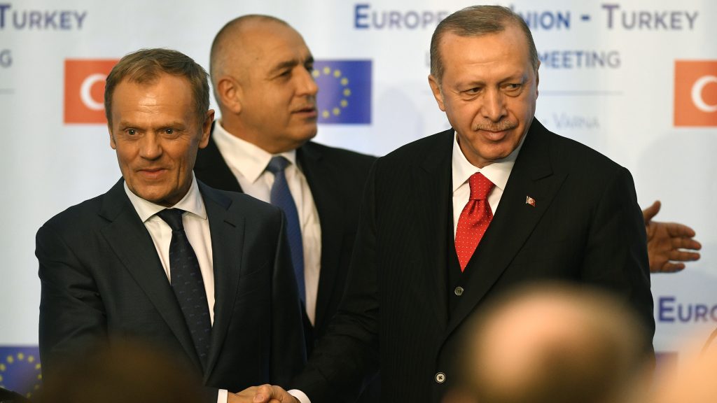 epa06631120 European Council President Donald Tusk (L) and Turkish President Recep Tayyip Erdogan (R) shake hands in front of Bulgarian Prime Minister Boyko Borissov (C) during the summit meeting between the leaders of the European Union and Turkey on at Evksinograd Residence in the town of Varna, Bulgaria on 26 March 2018.  EPA-EFE/VASSIL DONEV