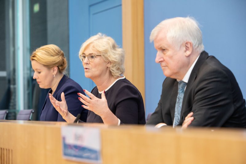 Bundesregierung präsentiert Aktionsplan gegen Rechtsextremismus