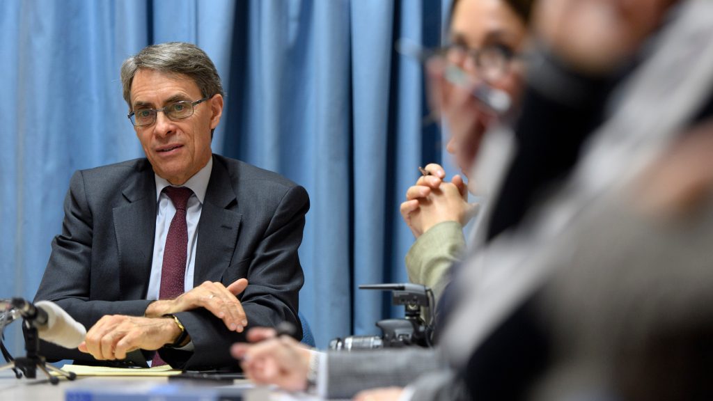 epa05749290 Kenneth Roth, Executive Director at Human Rights Watch, attends a press conference at the European headquarters of the United Nations in Geneva, Switzerland, 25 January 2017.  EPA/MARTIAL TREZZINI
