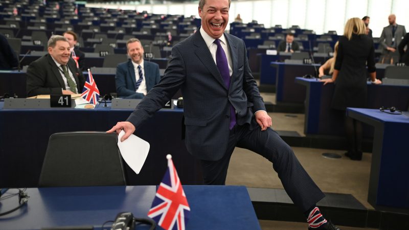 Macron und Le Pens Abgeordnete nach Brexit auf Augenhöhe