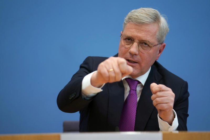 Röttgen fordert Kabinett für Vorgehen gegen Rechtsextremismus