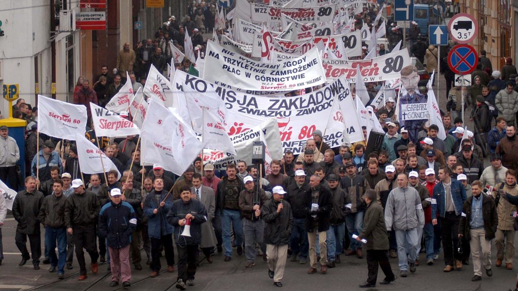WAR03 – 20021120 – KATOWICE, POLAND : Miners of march in the streets of Warsaw during a protest rally organized by the „Sierpien 80“ trade union against the closure of their coal mine, Wednesday 20 November 2002. (POLAND OUT) EPA PHOTO PAP / ROMAN KOSZOWSKI