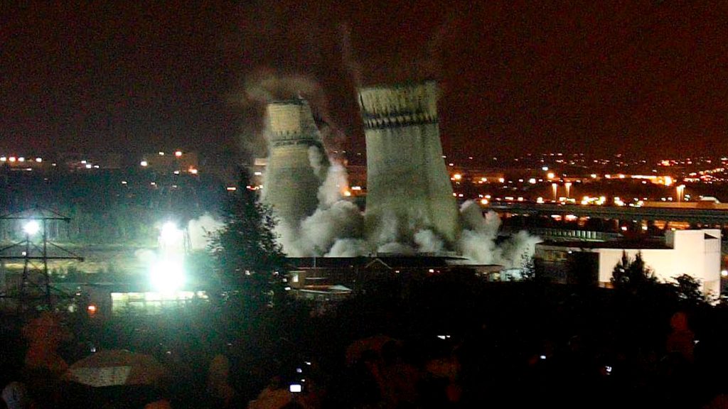 epa01465019 The ‚Tinsley Towers‘ or ‚The Salt and Pepper Pots‘ are being demolished, Sheffield, Britain, on 24 August 2008. The landmark cooling towers are a remnant from the Blackburn Meadow Power Station built in the 1930’s. They were demolished at 3am BST by energy company EON to make way in the surrounding area for a GBP Biomass Power Station which will generate enough energy to power 40,000 homes.  EPA/LINDSEY PARNABY UNITED KINGDOM AND IRELAND OUT