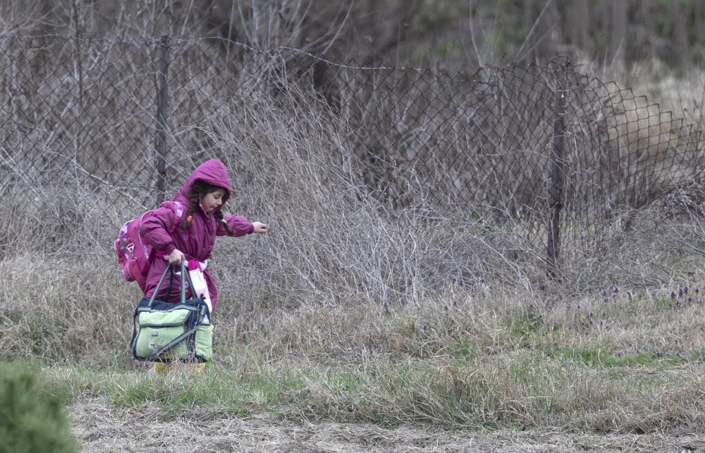Refugees and migrants gather at the Turkish-Greek land border