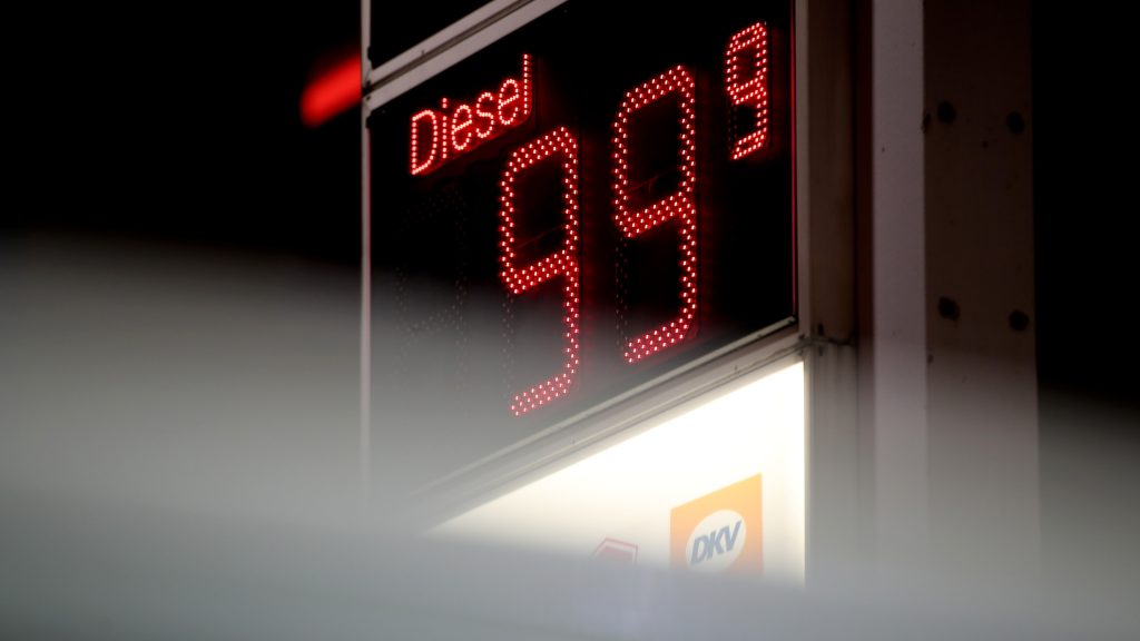 epa08372185 A display shows the diesel price below one Euro at a petrol station in Muelheim on the Ruhr, Germany, 19 April 2020. The coronavirus crisis and the collapsed oil price make petrol much cheaper, petrol in Germany is as cheap as it was in August 2016.  EPA-EFE/FRIEDEMANN VOGEL