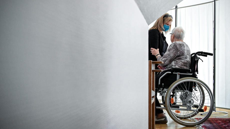 Lifting of the corona visiting ban at homes for the elderly in Germany
