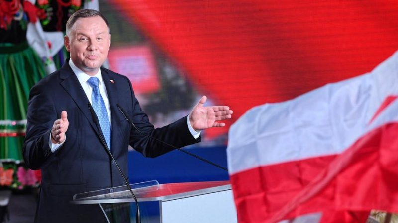 Polens Präsident Duda muss laut Prognose in Stichwahl gegen Liberalen Trzaskowski
