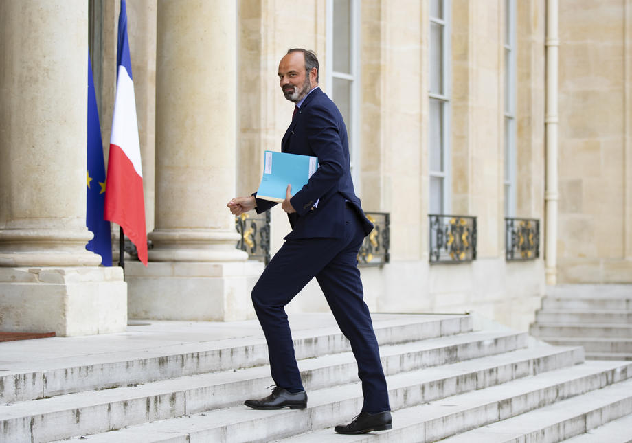 French government resigns