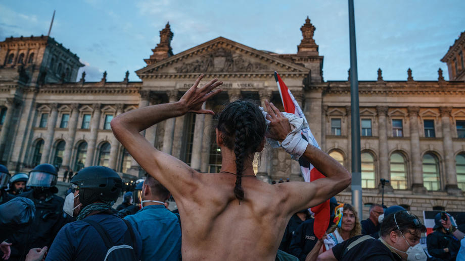 Right-wing protesters try to enter parliament building