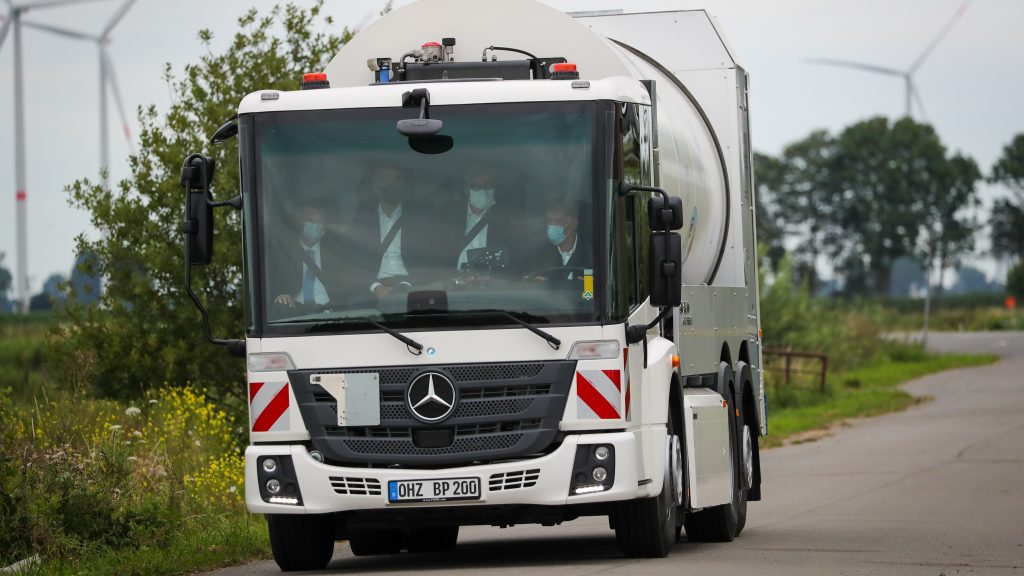 epa08562286 The minister of economy of Lower Saxony, Bernd Althusmann (2-R), inside a fuel cell rubbish truck during a visit at a hydrogen production facility of energy provider EWE in Elsfleth, northern Germany, 23 July 2020. The facility contains an electrolyzer and a hydrogen storage to produce hydrogen of renewable energies for fuel cell driven vehicles.  EPA-EFE/FOCKE STRANGMANN