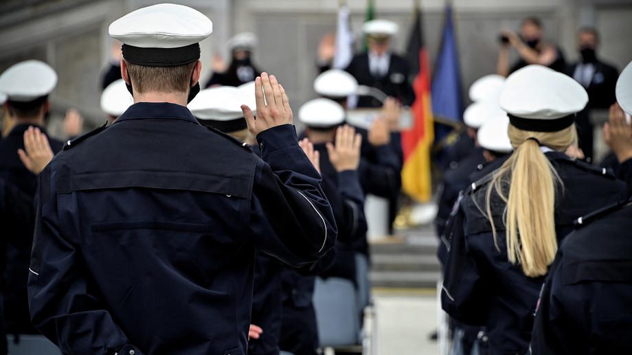 Right-wing extremist chat groups at North Rhine-Westphalian police