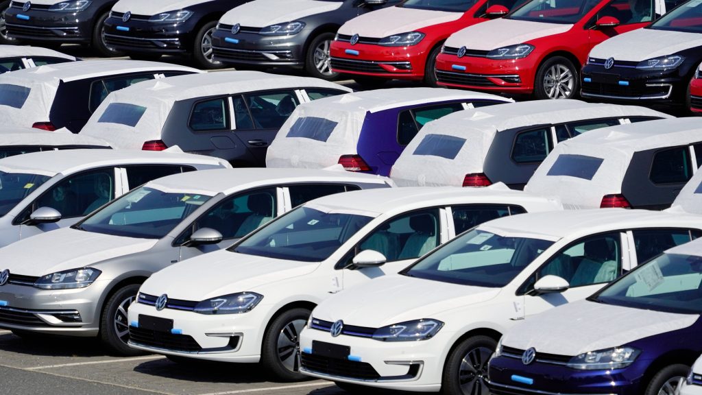 epa08217254 (FILE) – Volkswagen cars are parked nearby the terminal and tower of the BER airport in Schoenefeld near Berlin, Germany, 19 August 2018 (reissued 14 February 2020). Volkswagen group announced on 14 February 2020 that negotiations for a settlement have collapsed. The fees charged by the lawyers of the German consumer group vzbz were cited as the reason to discontinue negotiations on settlement talks with hundreds of thousands of Volkswagen customers regarding the carmakers‘ diesel emissions scandal.  EPA-EFE/ALEXANDER BECHER