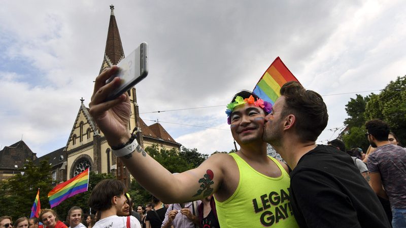 Orban-Regierung will Homosexuellen- und Transgender-feindliche Verfassungsregeln
