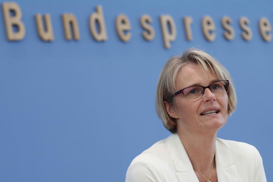 German ministers Spahn and Karliczek inform about corona vaccines