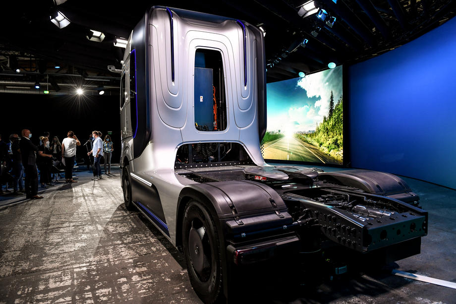 Daimler AG presents new hydrogens trucks