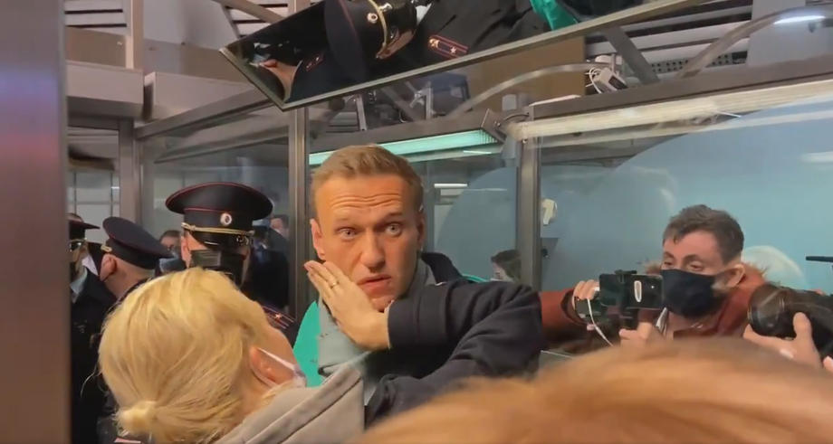 Russian opposition leader Alexei Navalny detained on return to Moscow