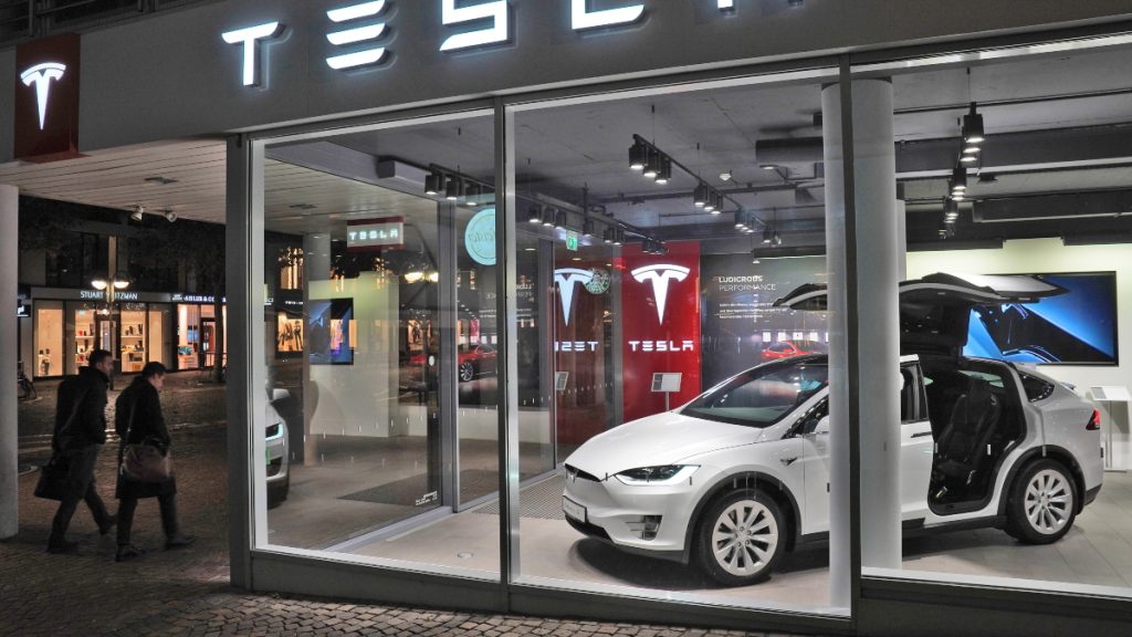 epa08981628 (FILE) – Pedestrians (L) pass US car manufacturer Tesla store displaying a Tesla X vehicle at Frankfurt’s pedestrian area Fressgass, late 16 November 2017 in Frankfurt, Germany (reissued 02 February 2021). US authorities on 02 February 2021 posted a recall at a website of US government upon which Tesla will recall a total of more than 134,000 Model X and Model S vehicles equipped with touchscreen displays that in case of a failure could raise a crash risk.  EPA-EFE/MAURITZ ANTIN