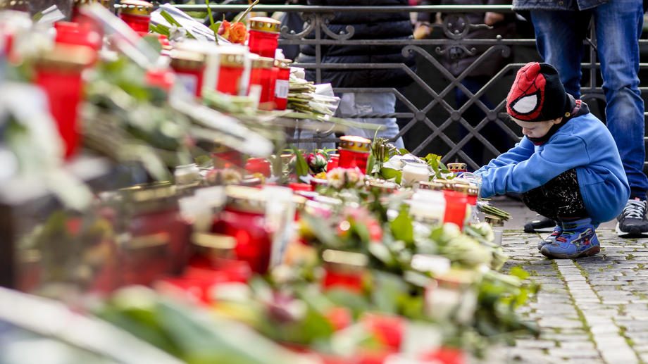 People pay tribute for nine people killed after two shootings in Hanau