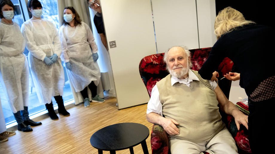 Nursing home residents get second Covid-19 vaccine dose