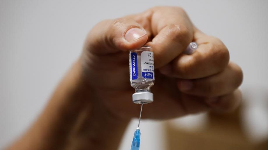 A nurse, the first person to be vaccinated against covid19  in Paraguay
