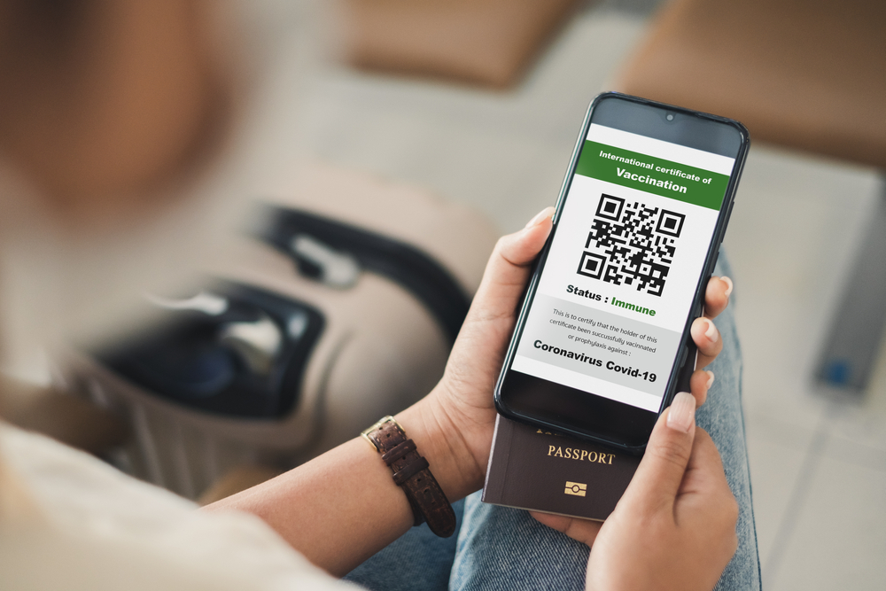 Traveler,Shows,Health,Passport,Of,Vaccination,Certification,On,Phone,At